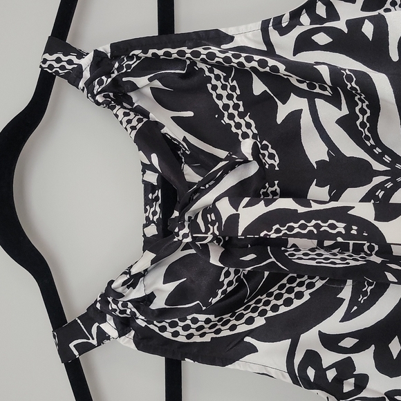 The Limited Keyhole Sleeveless Halter Like Tank - Picture 5 of 13